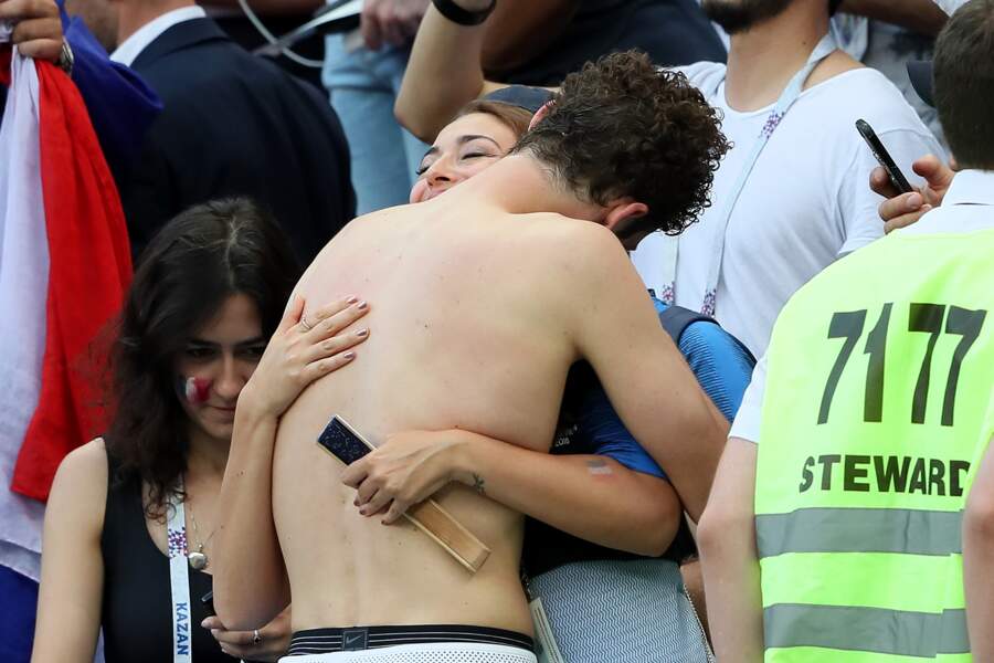 Rachel Legrain-Trapani félicite son compagnon Benjamin Pavard après la victoire de la France face à l'Argentine.