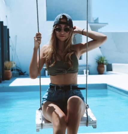 Emma Smet (presque) prête à se jeter dans la piscine, vit des vacances de rêve à Mykonos