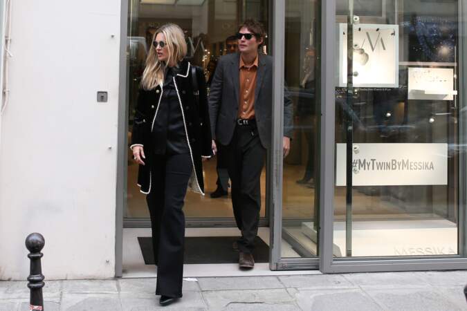 Kate Moss et Nikolai Von Bismarck sont entrés dans les boutiques de bijoux Messika, Dary's et même Chaumet.