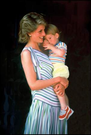 Le prince Harry, blotti dans les bras de sa mère Lady Diana, lors d'un séjour à Majorque en 1986