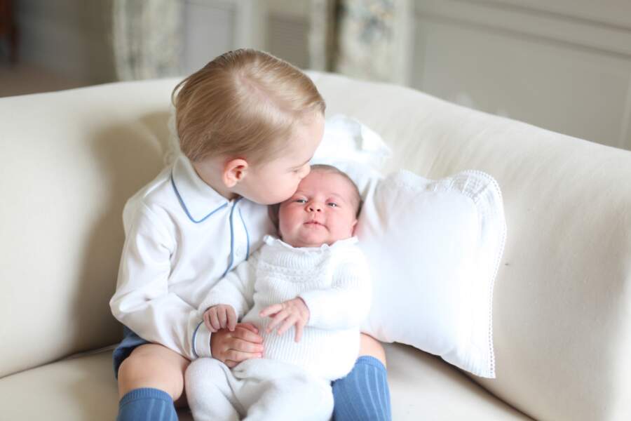 les premières photos de la princesse Charlotte (alors âgée de deux semaines) avec son frère George, en mai 2015