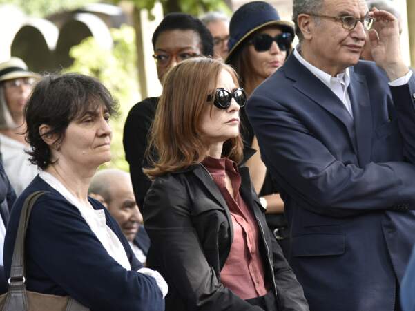 Isabelle Huppet à l'enterrement du cinéaste Claude Lanzmann ce jeudi 12 juillet au cimetière de Montparnasse