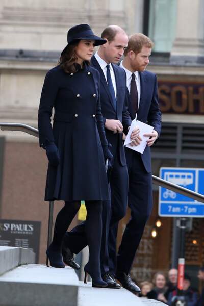 Kate Middleton, dont le ventre est bien arrondi maintenant, William et Harry, tous les trois sobrement habillés