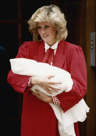 Diana présente au monde Henry de Galles, né le 15 septembre 1984