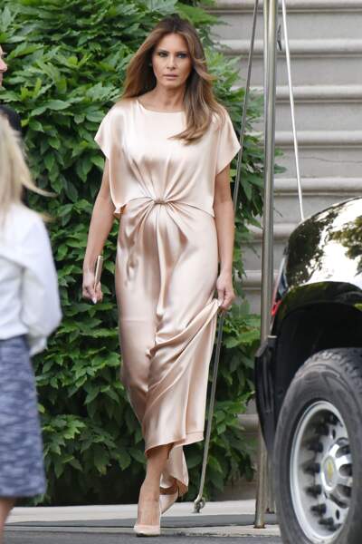 Melania Trump au gala annuel caritatif du théâtre Ford à Washington, le 4 juin 2017, portant une robe satinée nude parfaite.