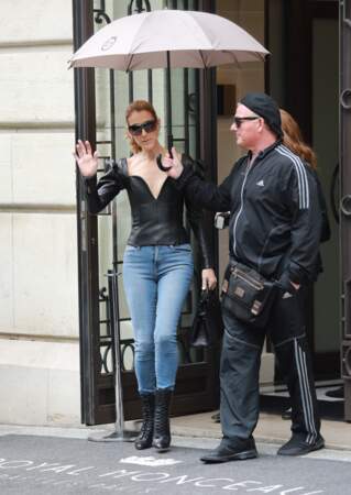 Céline Dion opte pour le mix haut en cuir noir et jean pour sortir