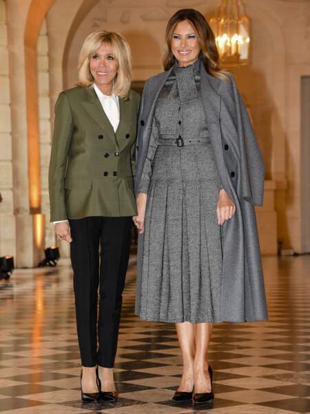 Melania Trump en ensemble gris Dior, déjeune avec Brigitte Macron au château de Versailles le 11 novembre 2018