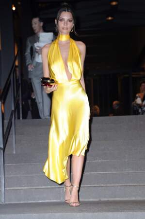 Emily Ratajkowski en robe jaune satinée, à la soirée de mariage de Marc Jacobs à New York, le 6 avril 2019