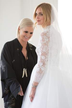 Maria Grazia Chiuri fait les derniers ajustements sur la robe de mariée de Chiara Ferragni
