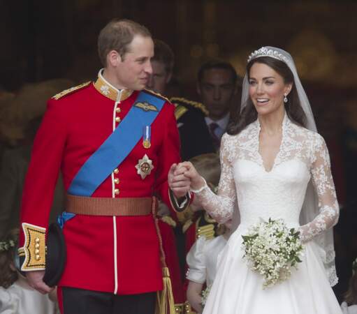 Kate Middleton (en robe Sarah Burton pour Alexander McQueen) et William lors de leur mariage le 29 avril 2011