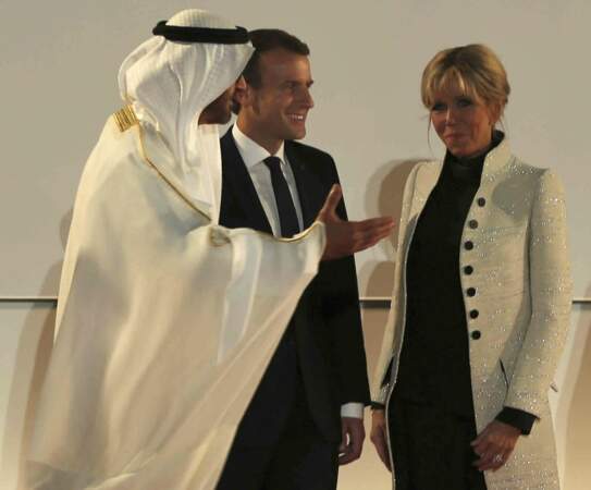 Emmanuel Macron et son épouse ont été accueillis par le prince d'Abu Dhabi.