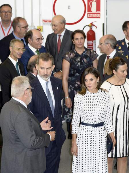 Le haut la robe de Letizia d'Espagne, un détail chic : les boutons noirs pour resserrer le col, comme sur-mesure.