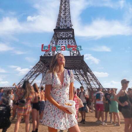 Camille Cert en mini robe à imprimé fleuri lors du festival Lollapalooza à Paris, en juillet 2019