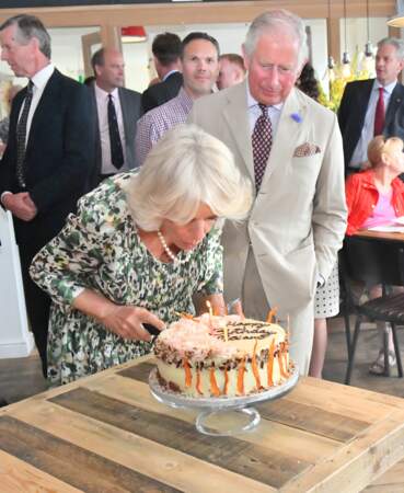 Camilla Parker Bowles découpe souffle les bougies de son gâteau d'anniversaire pour ses 71 ans ce 17 juillet 2018