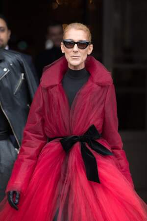 Céline Dion ultra glamour dans un manteau en tulle rose ceinturé de velours noir