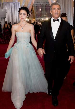 Mel Gibson avec sa compagne Rosalind Ross sous les néons 
