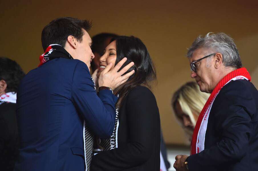 Louis Ducruet embrasse sa fiancée Marie pendant un match du club de football de Monaco le 17 octobre 2017