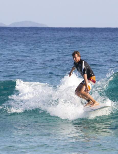Simon Baker pratique le surf depuis des années et a même fait de la compétition