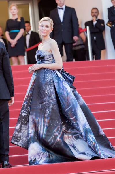 Cannes 2015 : Cate Blanchett en robe de bal à motifs bleus pour monter les marches
