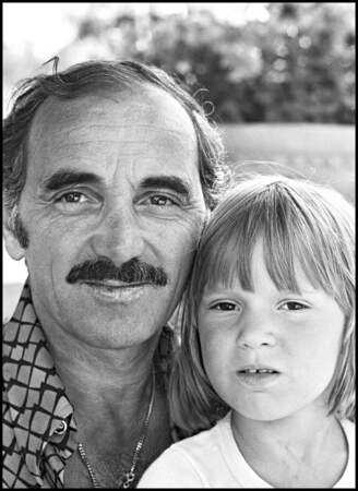 Charles Aznavour avec sa fille Katia, dans les années 70.