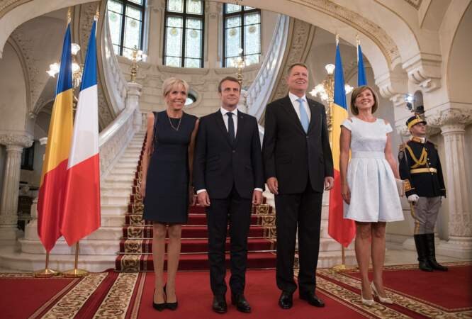 Radieuse, Brigitte Macron pose fièrement aux côtés d'Emmanuel Macron, de Klaus et Carmen  Lohannis