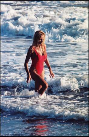 Pamela Anderson les pieds dans l'eau