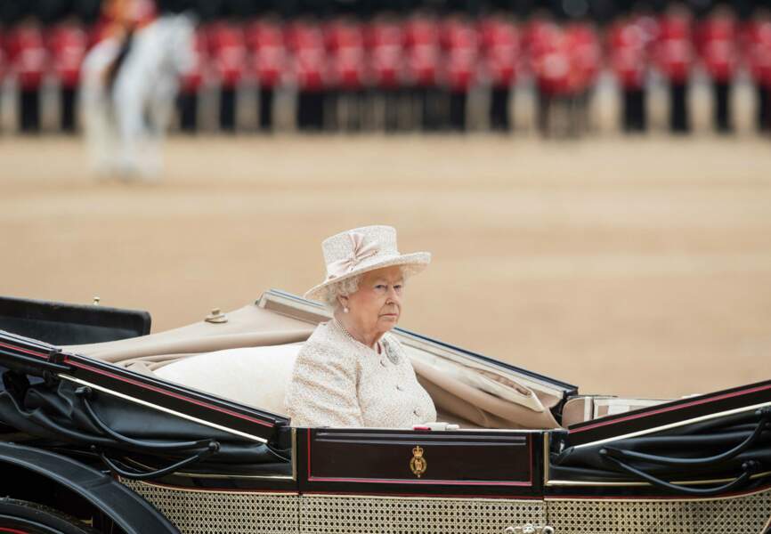 La parade célèbre l'anniversaire officiel de la reine Elizabeth II