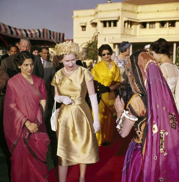 La mode indienne très colorée comme elle l'aime attire l'attention de la reine Elisabeth, 1961