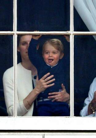 Depuis les fenêtres de Buckingham Palace, le petit Prince George n'a pas caché son enthousiasme