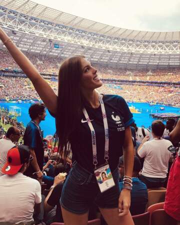 Iris Mittenaere prend la pose dans le stade de Moscou avant le début de la finale France - Croatie