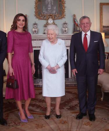 Malgré sa blessure, la reine Elizabeth II garde le sourire