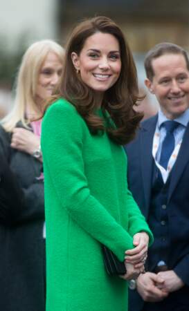 Côté style, elle portait une robe verte tricotée de la marque Eponine London