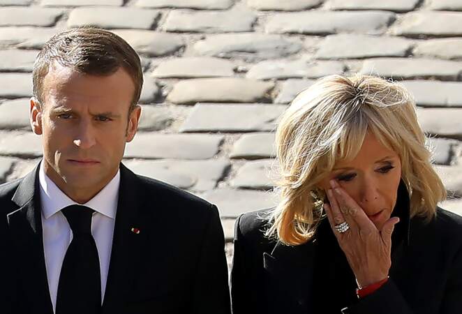 Brigitte Macron en pleurs, au bras d'Emmanuel Macron, lors de l'hommage national à Charles Aznavour ce 5 octobre