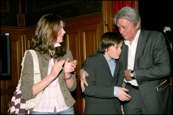 Alain Delon (avec sa fille Anouchka et son fils Alain Fabien) reçoit la médaille de la ville de Paris, en 2006