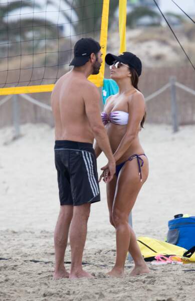 Eva Longoria et son mari Jose Baston jouent au volley sur une plage avec des amis à Formentera