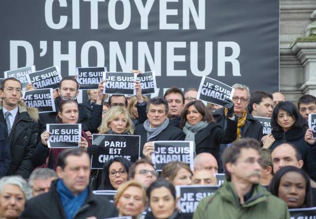 L'émotion des familles et des amis devant la Mairie de Paris