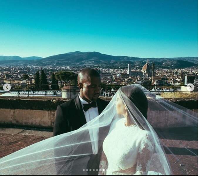Kanye West en noir et blanc classe pour épouser Kim Kardashian lors d'une des fêtes les plus chères de l'histoire