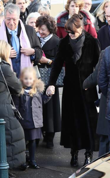 Giuila Sarkozy et sa mère Carla Bruni-Sarkozy lors des obsèques d'Andrée Sarkozy