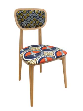 Chaise « Coumba » en pin et tissus wax, 350 €  fabriquée à la main (Sandrine Alouf)