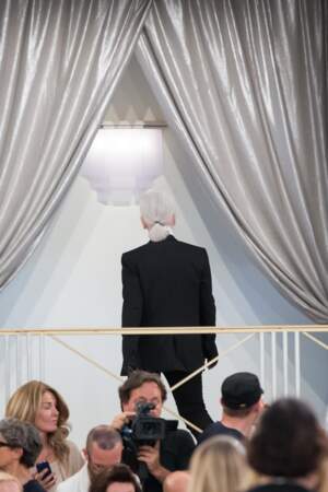 Karl Lagerfeld et son célèbre catogan, lors du défilé Chanel Haute Couture en 2015 à Paris