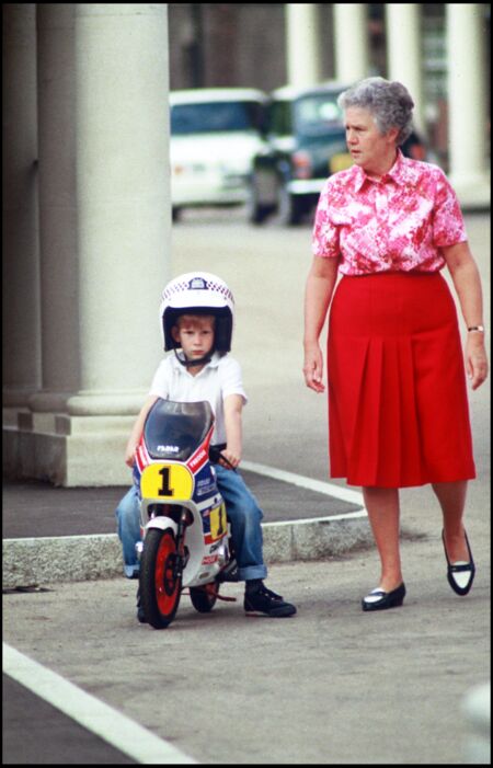 Le prince Harry fait de la mini moto, accompagné de sa nounou, en 1990
