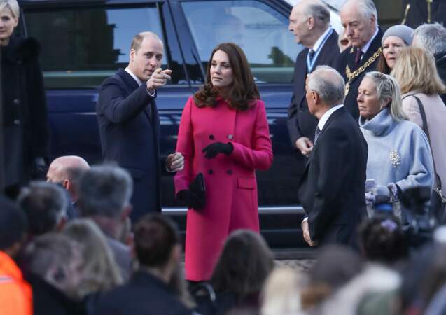 Kate Middleton, enceinte, vêtue d'un manteau rose signé Mulberry lors d'une visite à Coventry (Angleterre)
