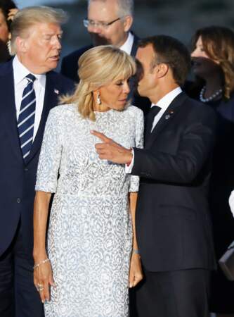 Brigitte Macron opte pour une demi-queue de cheval, une coiffure qui dégage son visage et stylise sa frange