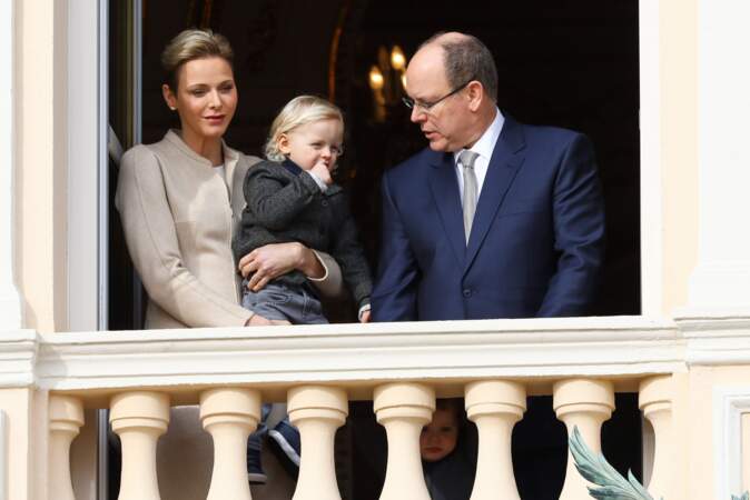 La princesse Charlène, le prince Albert II de Monaco et leurs enfants au balcon du palais princier