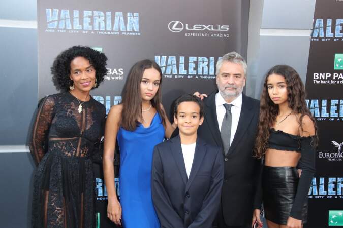 Luc Besson avec sa femme Virginie Besson-Silla et ses enfants Thalia, Sateen et Mao le 17 juillet 2017