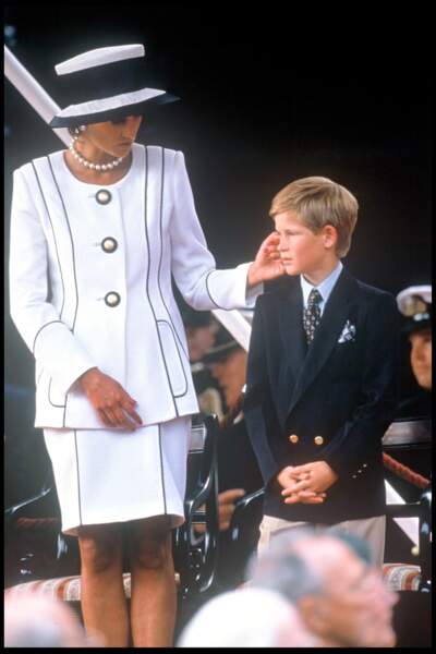 Le geste plein d'affection de Diana pour Harry, lors du 50e anniversaire du V-J Day, à Londres le 15 aôut 1995 