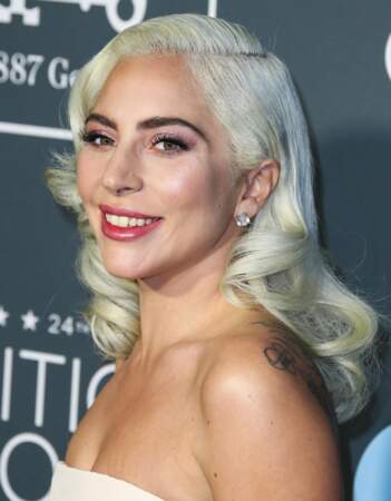 Blond-blanc elfique lissé pour Lady Gaga