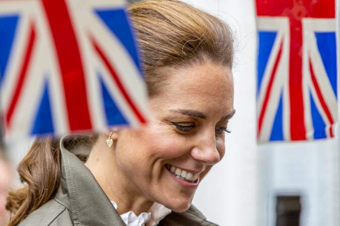 Kate Middleton adopte le teint bonne mine, le fard mordoré et l'highlighter doré pour un style plus fashion