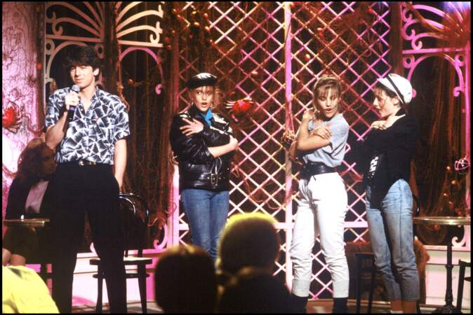 Patrick Bruel entouré de ses danseuses (dont l'actrice Sophie Duez) en 1987