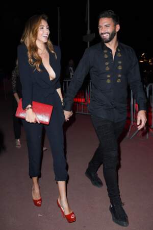 Nabilla Benattia et Thomas Vergara se regardent amoureusement à Cannes